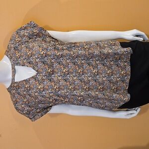 Short sleeve print blouse with cutout.